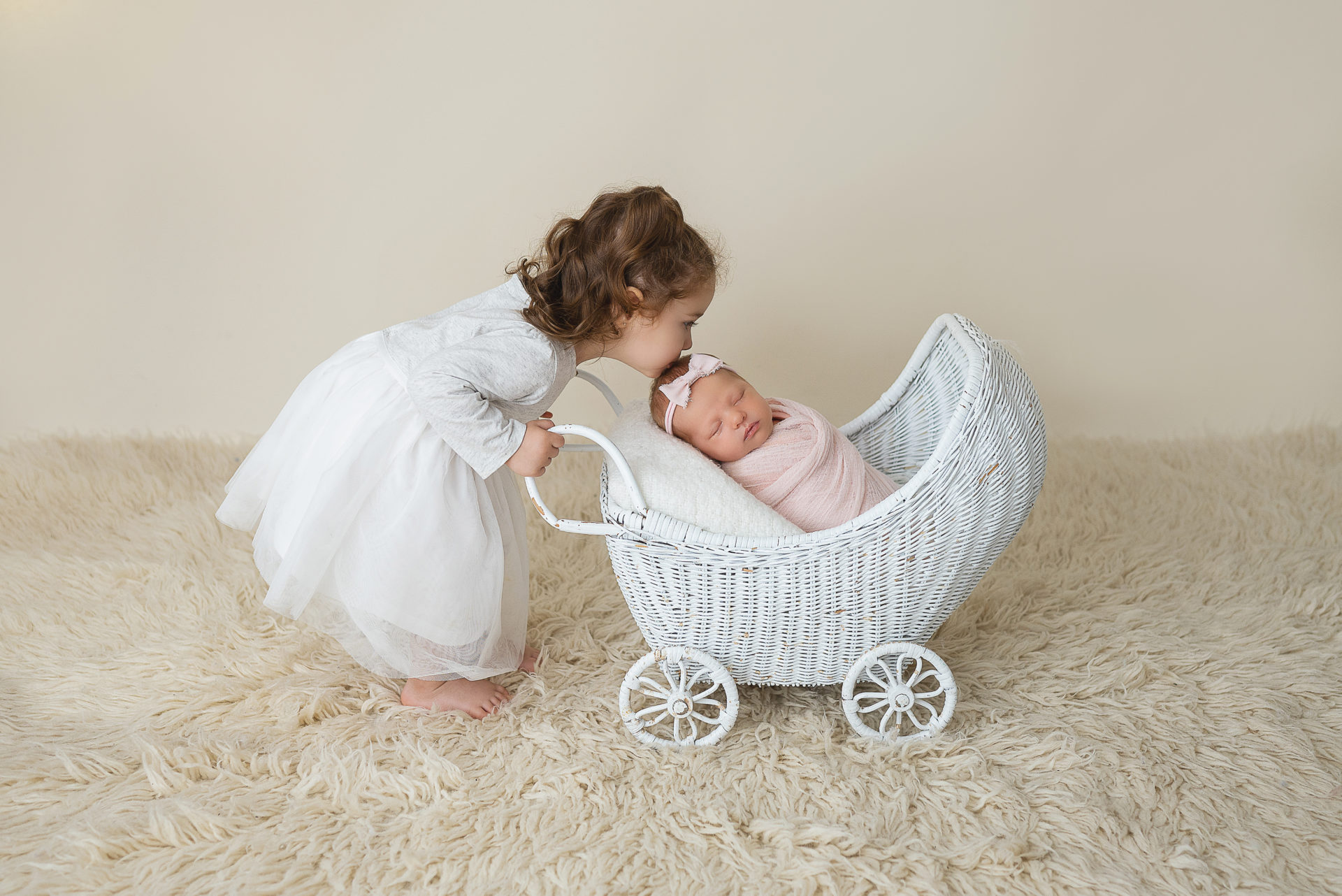 FocusStudios-sisters-babycarriage